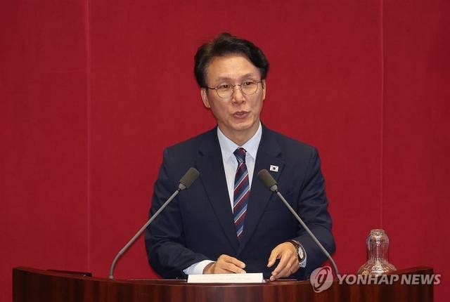 김민석 국무총리가 23일 서울 여의도 국회 본회의장에서 인사말을 하고 있다. [연합뉴스]