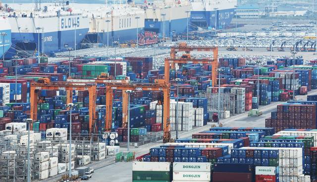 경기도 평택항에 지난 4일 컨테이너가 쌓여 있다. 연합뉴스.