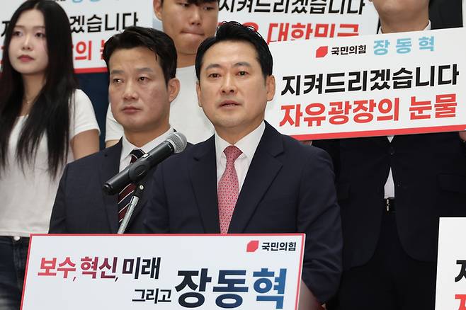 국민의힘 장동혁 의원, 당대표 출마 선언     (서울=연합뉴스) 김주성 기자 = 국민의힘 장동혁 의원이 23일 서울 여의도 국회박물관에서 당대표 출마를 선언 후 취재진 질문에 답하고 있다. 2025.7.23     utzza@yna.co.kr (끝)