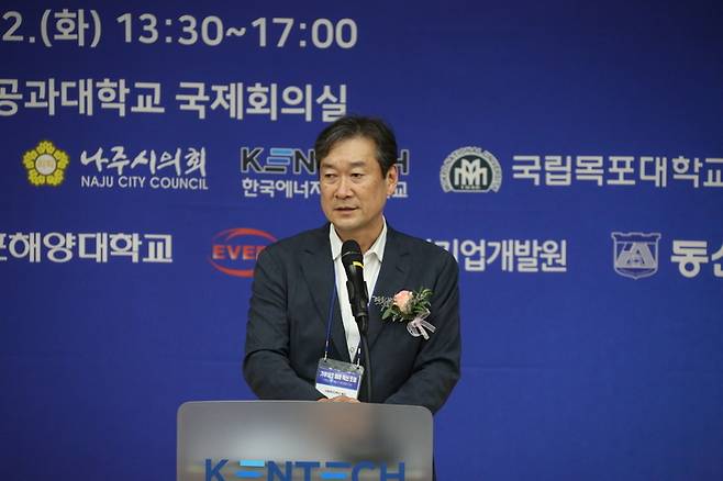 송하철 국립목포대 총장이 22일 한전공대에서 열린  '기후테크 미래 혁신 포럼 : 기후에너지부 역할과 지역균형발전'에서 환영사를 하고 있다.