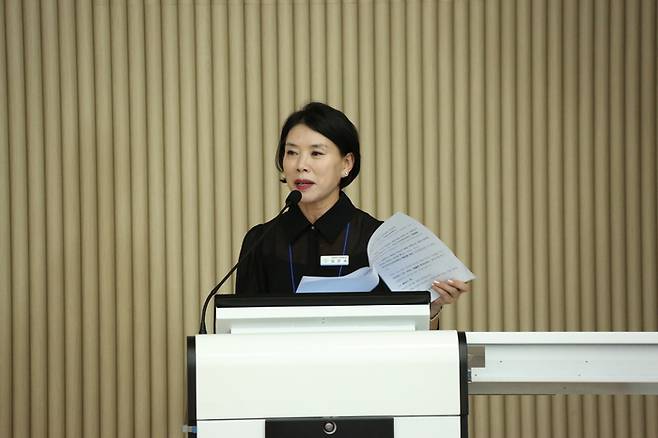 임은숙 나주시 에너지신산업과장이 22일 오후 한국에너지공대 국제회의실에서 열린 '기후테크 미래 혁신 포럼 : 기후에너지부 역할과 지역균형발전' 행사에서 사회를 보고 있다.