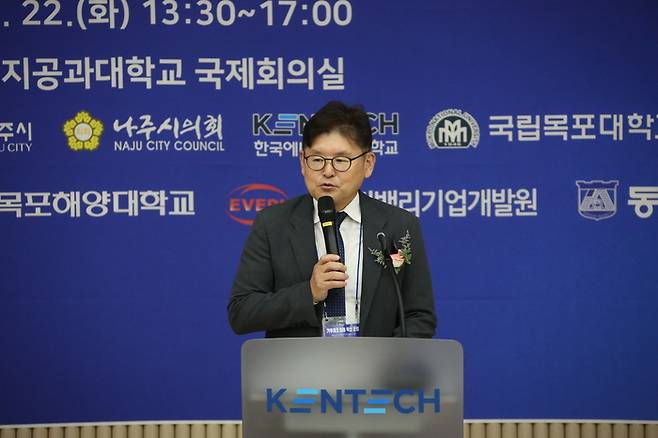 박진호 한국에너지공과대학교 총장직무대행이 22일 한전공대에서 열린  '기후테크 미래 혁신 포럼 : 기후에너지부 역할과 지역균형발전'에서 환영사를 하고 있다.