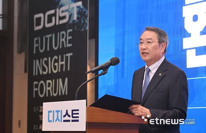 DGIST 퓨처 인사이트 포럼이 대구경북과학기술원(DGIST) 주최, 전자신문 후원으로 23일 서울 양재동 엘타워에서 열렸다. 이건우 DGIST 총장이 환영사를 하고 있다.  박지호기자 jihopress@etnews.com