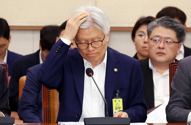[서울=뉴시스] 조성봉 기자 = 최동석 인사혁신처장이 22일 오후 서울 여의도 국회에서 열린 법제사법위원회 전체회의에서 손으로 머리를 넘기고 있다. 2025.07.22. suncho21@newsis.com <저작권자ⓒ 공감언론 뉴시스통신사. 무단전재-재배포 금지.> /사진=뉴시스화상