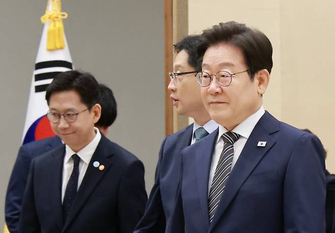 환담장 향하는 이재명 대통령 (서울=연합뉴스) 홍해인 기자 = 이재명 대통령이 23일 서울 용산 대통령실 청사에서 열린 신임 국무위원 및 지방시대위원장에게 임명장 및 위촉장 수여를 마친 뒤 환담장으로 향하고 있다. 2025.7.23 hihong@yna.co.kr (끝)