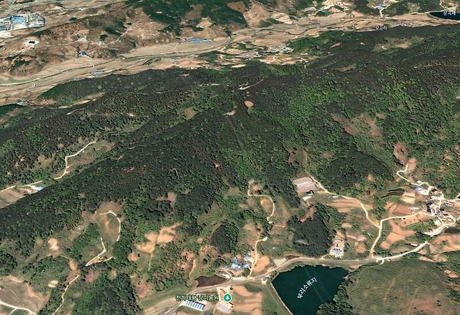 지난 19일 폭우로 인해 일어난 산사태로 인명피해가 발생한 경남 산청군 산청읍 부리마을의 2010년 모습. 구글 어스 갈무리