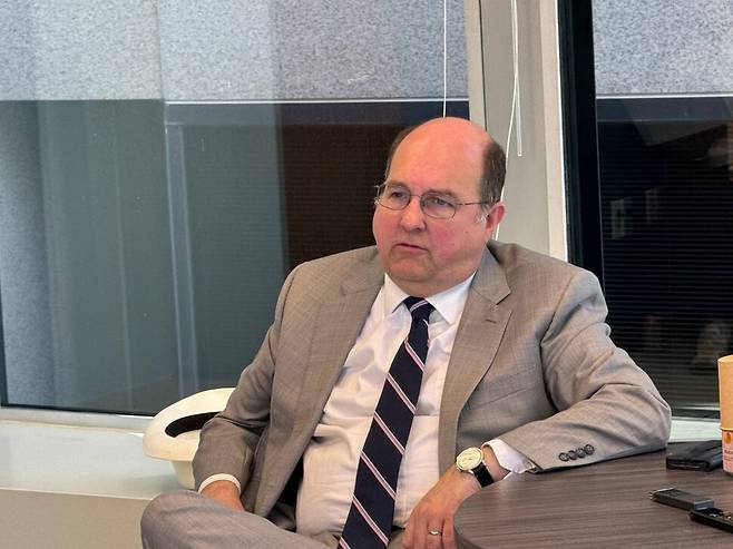 스티븐 본 전 미국무역대표부(USTR) 대표 대행이 22일(현지시각) 워싱턴 디시(D.C.)에서 특파원단과 인터뷰하고 있다.