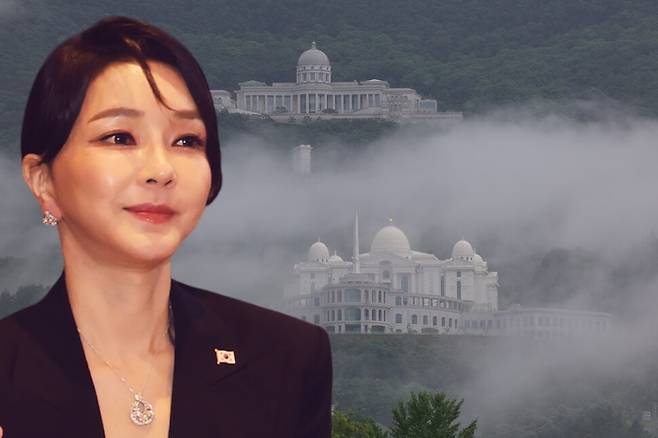 2022년 6월 29일(현지시각) 스페인 마드리드 만다린 오리엔탈 리츠호텔에서 열린 동포 만찬간담회에 참석한 김건희. 배경은 통일교 성지인 경기 가평 천정궁의 모습. 사진공동취재단