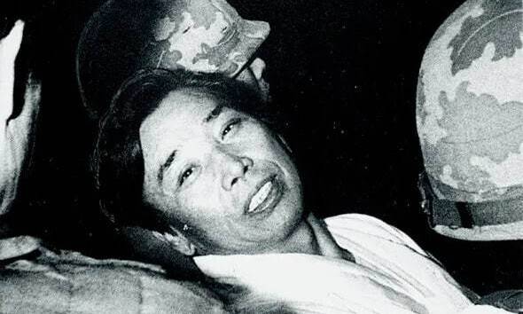 1979년 12월4일 육군본부 계엄보통군법회의 1차 공판을 시작으로 12월18일 9차 결심의 사형 구형까지 ‘10·26 사건’ 재판은 일사천리로 진행됐다. 김재규는 재판 과정에서 시종일관 의연한 태도로 자신의 ‘민주혁명 성공’을 주장했다. 어느날 재판정에서 피고인석으로 다가오는 가족들을 보고 환한 얼굴로 말을 건네는 김재규. <격동의 80년대> 중에서