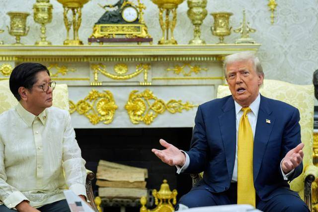 도널드 트럼프(오른쪽) 미국 대통령이 22일 워싱턴 백악관 집무실에서 페르디난드 마르코스 주니어 필리핀 대통령과 회담하고 있다. 워싱턴=AP 연합뉴스