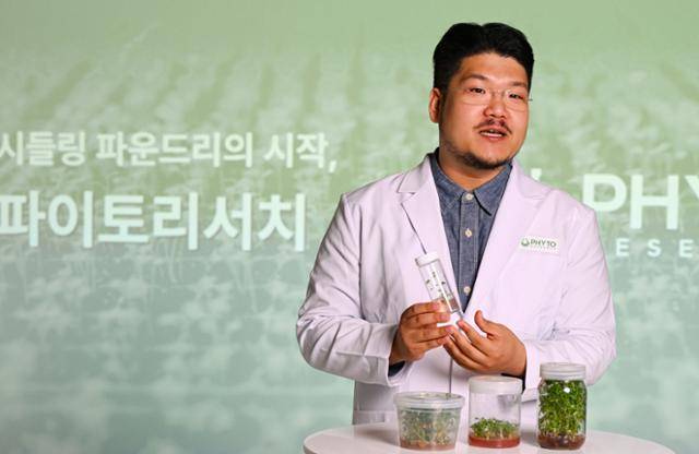 김연준 파이토리서치 대표가 25일 서울 세종로 한국일보사에서 인터뷰를 하며 기후변화와 병충해를 잘 이겨내도록 개발한 딸기 등의 무병묘를 소개하고 있다. 남동균 인턴기자