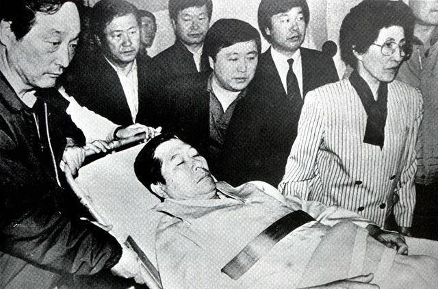 1990년 10월 8일, 지방자치제 실시 등을 주장하며 무기한 단식 농성에 들어갔던 김대중 당시 평민당 총재가 건강이 악화돼 병원으로 옮겨지고 있다. 부인 이희호(오른쪽부터) 여사와 최재승 전 의원, 장남 홍일씨, 한화갑 신순범 권노갑 전 의원 등 동교동계 가신들이 DJ 곁을 지키고 있다. 한국일보 자료사진
