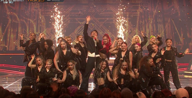 22일 방송된 '월드 오브 스트릿 우먼 파이터'에서 가수 박진영이 댄서들 가운데 서서 노래를 부르고 있다. 엠넷 캡처