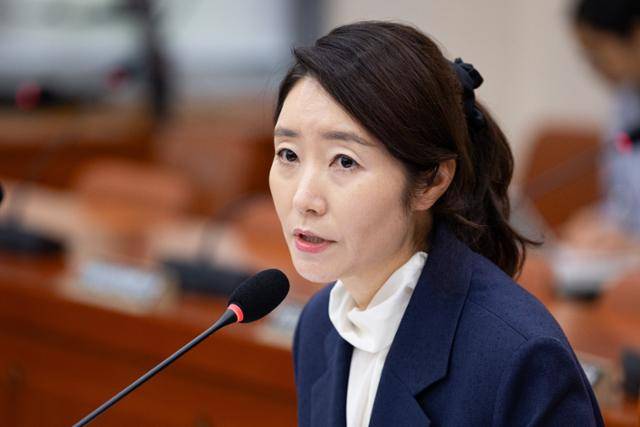 강선우 여성가족부 장관 후보자가 14일 서울 여의도 국회에서 열린 인사청문회에 출석해 의원 질의에 답하고 있다. 뉴스1