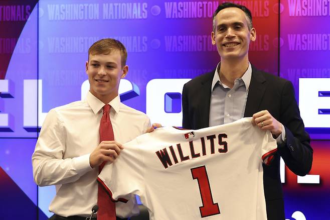 <yonhap photo-0946="">지난 20일 워싱턴 내셔널스와 계약한 엘리 윌리츠와 마이크 드바르톨로 워싱턴 임시단장. [AP=연합뉴스]</yonhap>