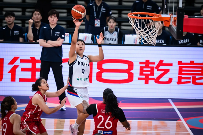 박지현이 16일 선전 스포츠 센터에서 열린 인도네시아와의 2025 FIBA 여자 아시아컵 조별리그 A조 3차전에서 슛을 시도하고 있다. 사진=FIBA