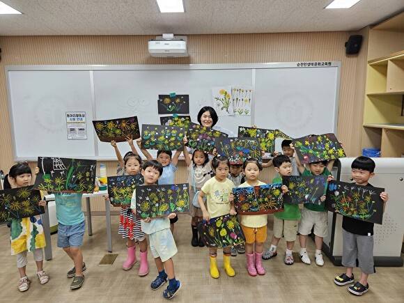 전남교육청순천만생태문화교육원이 여름방학을 맞아 독서인문교육 프로그램을 진행하고 있다. [사진=전라남도교육청]