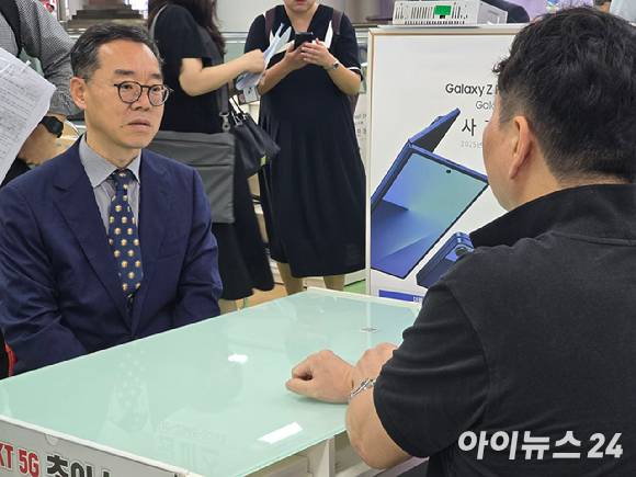 23일 오후 신승한 방송통신위원회 시장조사심의관(왼쪽)이 강변 테크노마트에 위치한 휴대폰 집단상가를 방문해 휴대폰 유통 매장의 의견을 듣고 있다. [사진=안세준 기자]