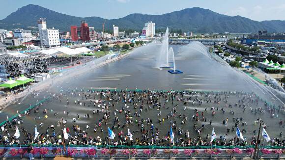 전남 장흥군에서 진행되는 정남진 장흥 물축제에서 관광객들이 물놀이를 즐기고 있다. [사진=장흥군]