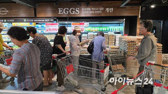 이랜드킴스클럽 강남점에서 소비자들이 달걀을 쇼핑 카트에 담고 있다.