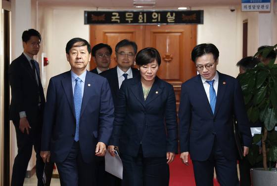 구윤철 부총리와 송미령 농축산부·김정관 산자부 장관(앞줄 왼쪽부터)이 22일 정부서울청사에서 열린 대외경제장관회의에 참석하고 있다. [뉴스1]