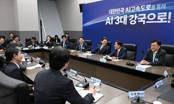 ‘AI 3대 강국’은 이재명 대통령의 AI 공약이다. 사진은 6월 20일 인공지능(AI) 글로벌 협력 기업 간담회에 참석한 이재명 대통령이 김두겸 울산시장과 대화를 나누는 모습이다. [사진 대통령실사진기자단]