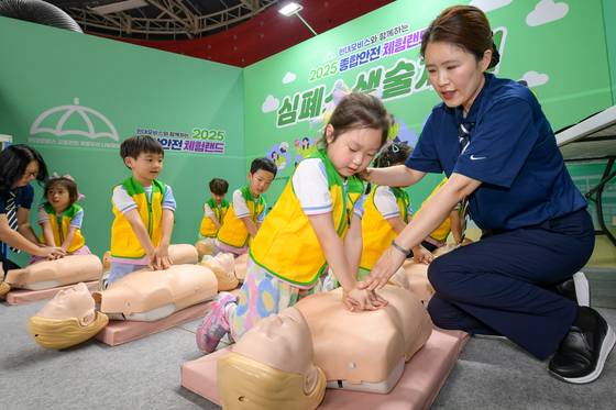 지난달 열린 ’종합안전 체험랜드’에 참여한 어린이들이 심폐소생술(CPR) 교육을 받고 있는 모습. 사진 현대모비스
