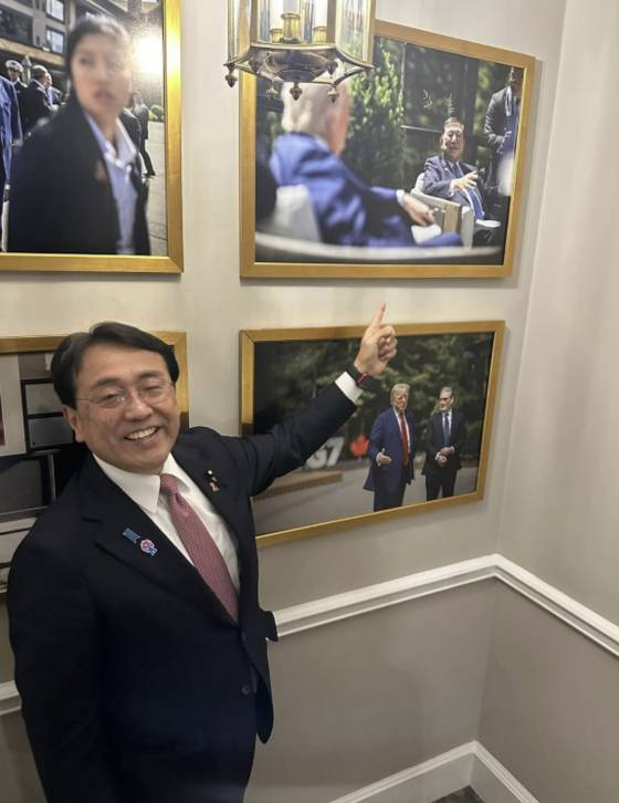 아카자와 료세이 일본 경제재생상이 23일 "임무 완료했다"고 전하며 백악관에서 찍은 사진을 인스타그램에 올렸다. 그가 가리킨 액자 속 사진은 도널드 트럼프 미 대통령과 회동하는 이시바 시게루 일본 대통령의 모습. 사진 인스타그램
