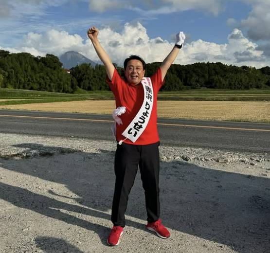 지난해 10월 11일 일본 총선을 앞두고 선거 운동 중인 아카자와 료세이 일본 경제재생상. 사진 인스타그램