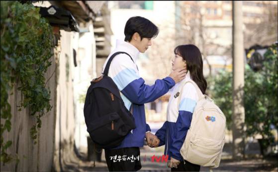 '견우와 선녀'는 죽을 운명을 가진 소년과 이를 막으려는 MZ무당 소녀의 사랑 이야기다. 사진 tvN