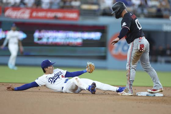 2회 야수 선택으로 2루를 밟은 미네소타의 타이 프랜스를 태그하기 위해 몸을 던지는 다저스 2루수 김혜성. AP=연합뉴스