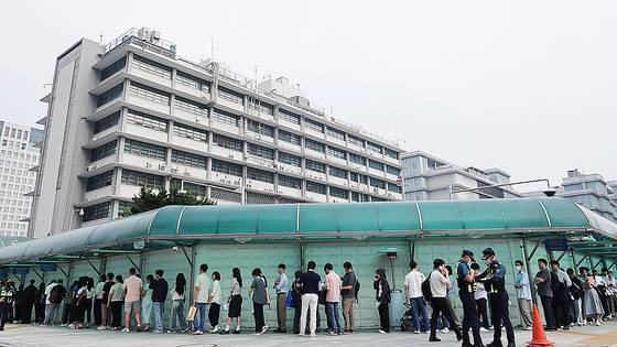 지난 5월 서울 종로구 주한 미국 대사관 앞에 시민들이 비자 인터뷰를 위해 줄을 선 모습. 연합뉴스