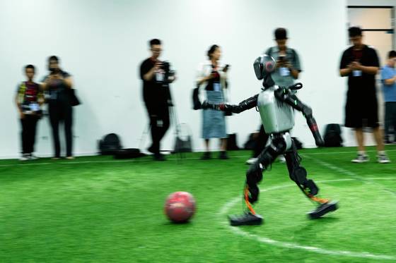 2025 로보컵에서 사용된 중국산 휴머노이드 로봇. 사진은 지난 9일 베이징에서 열린 시연회. AP=연합뉴스