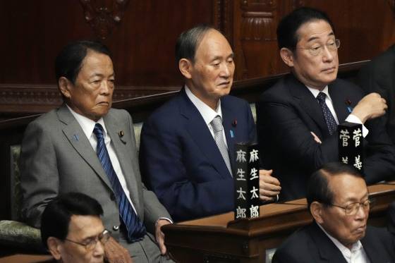 지난해 10월 국회에 출석한 아소 다로(왼쪽부터) ,스가 요시히데,기시다 후미오 전 총리.AP=연합뉴스