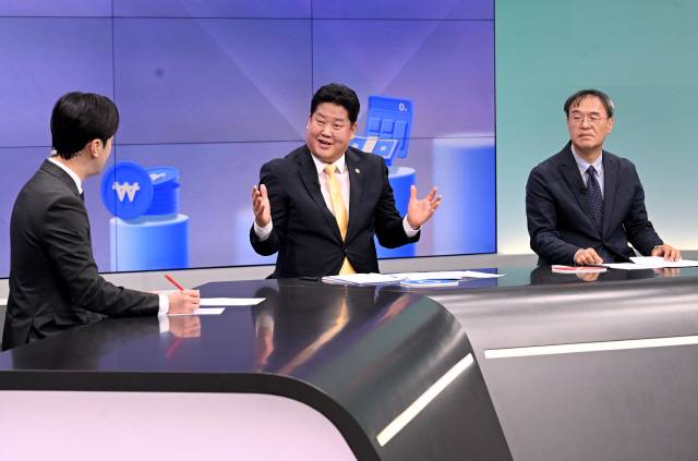 ▲ 강원도민일보와 G1방송이 공동 주관한 강원자치발전 전략대토론회 태백시편이 지난 21일 G1방송 스튜디오에서 이상호 태백시장과 임재영 강원연구원 탄광지역발전 지원센터장이 참석한 가운데 열렸다.  김정호 기자