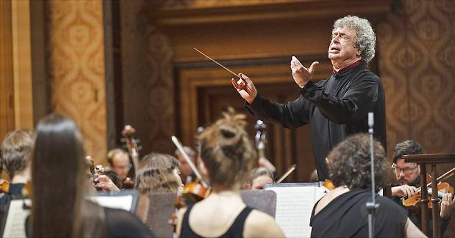 세계적 지휘자 세묜 비치코프는 한국경제신문과의 인터뷰에서 “음악을 통해 가능한 한 많은 사람에게 감동을 주는 게 저의 사명”이라고 말했다. 그는 2018년부터 체코 필하모닉 오케스트라를 이끌고 있다.   ⓒPetr Kadlec