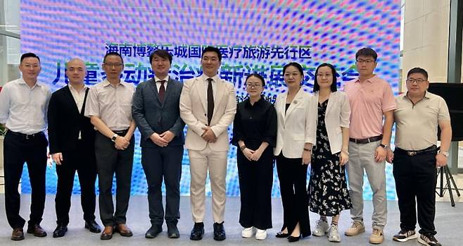 뉴아인이 지난 22일 중국 하이난 보아오 러청 국제의료시범구(Boao Lecheng Pilot Zone)에서 신속 승인을 받아 ADHD·발달장애 치료 기기 ‘SMILE(스마일)’을 정식 출시했다. / 사진=뉴아인 제공.