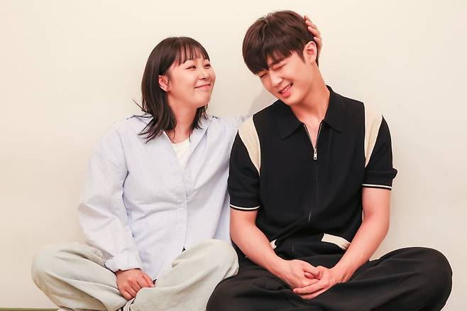 연극 '킬 미 나우'에서 고모와 조카 관계를 연기한 트와일라 역의 김지혜 배우(왼쪽)와 조이 역의 이석준 배우./사진=임형택 기자