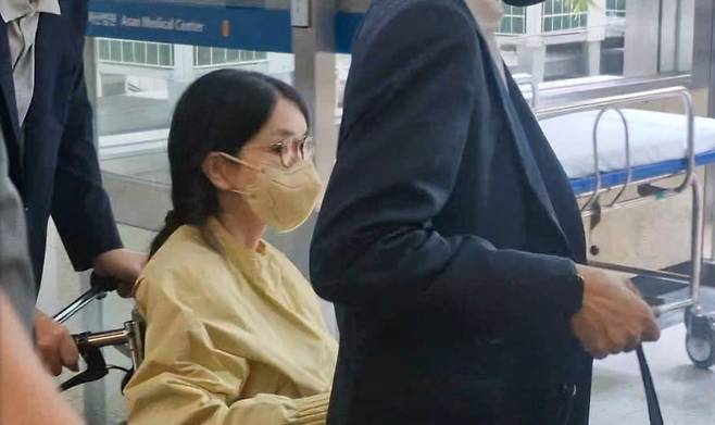 특별검사팀 출범을 앞두고 우울증 등 지병을 이유로 입원했던 김건희 여사가 7월 27일 서울 송파구 서울아산병원에서 윤석열 전 대통령이 미는 휠체어에 탄 채 퇴원하고 있는 모습. /사진=SBS·MBC·KBS·YTN·MBN 방송 풀 제공