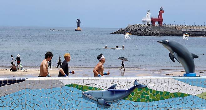 20일 낮 제주시 이호테우해수욕장에서 제주도민과 관광객들이 더위를 식히고 있다. 사진은 기사와 직접적 관계 없음. /사진=연합뉴스