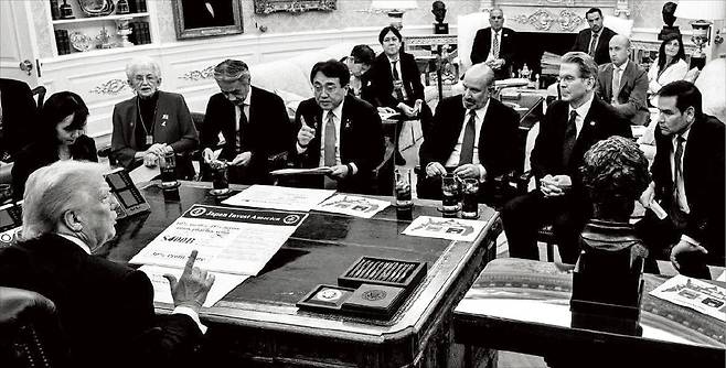 트럼프, 볼펜으로 투자규모 ‘즉석 수정’   도널드 트럼프 미국 대통령(맨 왼쪽 앞)이 22일(현지시간) “일본이 미국에 5500억달러를 투자하기로 했다”고 밝혔다. 워싱턴DC 백악관 집무실에서 트럼프 대통령과 참모진이 아카자와 료세이 일본 경제재생상(가운데)을 둘러싸고 협상하고 있다. 트럼프 대통령 앞에 놓인 패널에 당초 적혀 있던 ‘$400B(4000억달러)’가 550으로 수정돼 있다.  버지니아 폭스 미국 하원의원 SNS 캡처