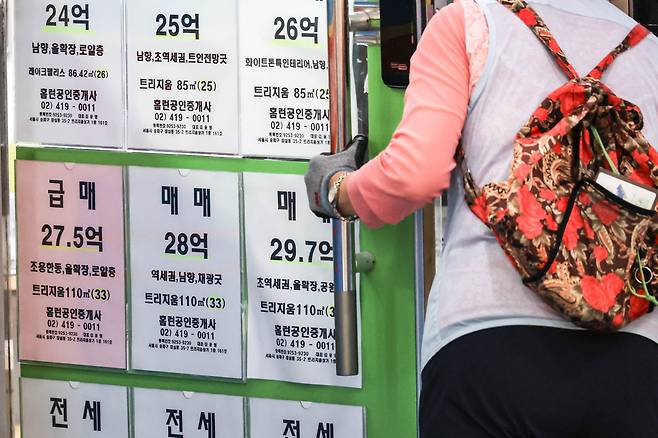 주택담보대출(주담대) 한도를 6억원으로 축소하는 내용의 고강도 대출 규제로 서울과 수도권 아파트 거래에 빨간불이 켜진 지난달 30일 서울 송파구의 부동산 밀집지역에 거래 관련 내용이 적혀 있다. 성동훈 기자