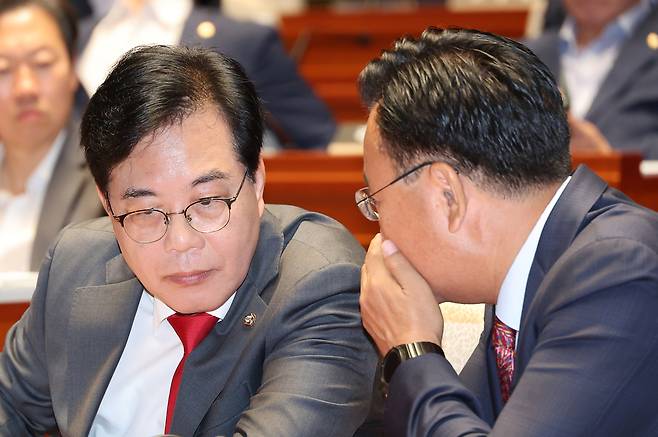 송언석 국민의힘 비상대책위원장 겸 원내대표(왼쪽)가 23일 국회에서 열린 의원총회에서 유상범 원내수석부대표와 대화하고 있다. 연합뉴스