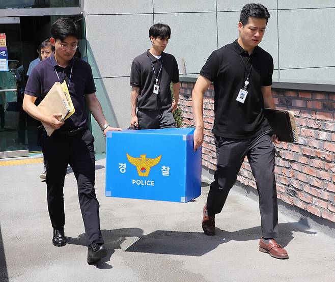 경찰이 김용수 전 충북도립대 총장의 초호화 연수 의혹과 관련해 23일 오전 이 대학에서 압수수색을 하고 있다. 연합뉴스.
