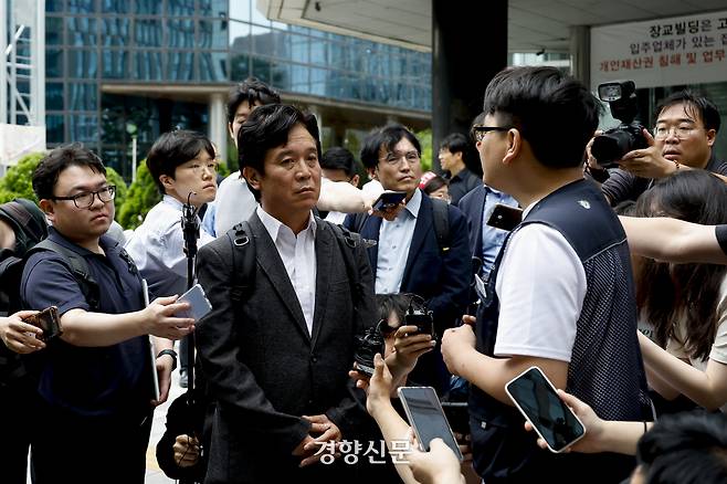 김영훈 고용노동부 장관이 지난달 24일 서울 중구 서울지방고용노동청에 마련된 인사청문회 준비단 사무실로 출근하던 중 김정봉 금속노조 서울지부 동부지역지회 부지회장의 호소를 듣고 있다. 문재원 기자