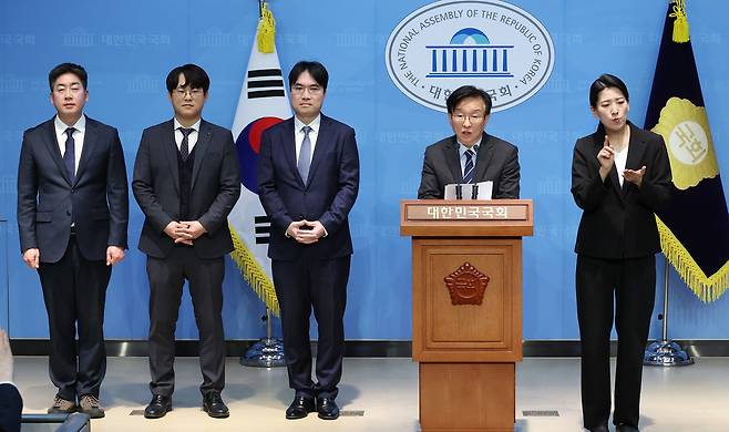 권칠승 더불어민주당 의원(오른쪽에서 두번째) 지난 4월 국회에서 인공지능(AI) 변호사ㆍ원격의료 관련 정책 제안을 하고 있다. 연합뉴스