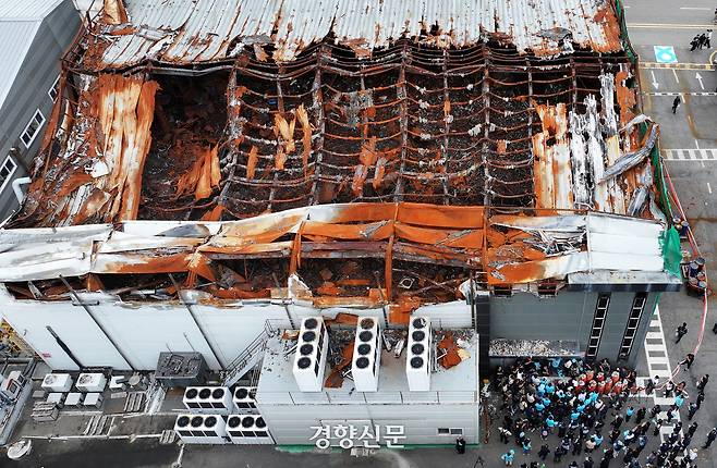 24일 경기도 화성시 아리셀 화재 사고 현장에서 열린 ‘아리셀 참사 1주기 현장 추모 위령제’에서 유가족과 참석자들이 참사 현장에 헌화하고 있다. 2025.06.24 권도현 기자