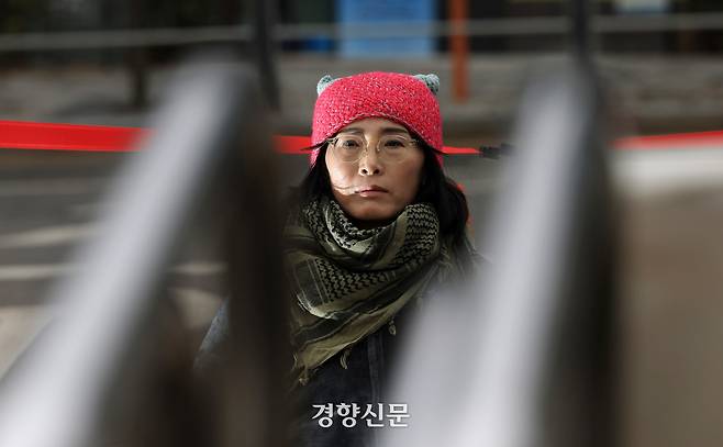 학내 성폭력 사건을 해결하다 부당전보와 해임을 당한 지혜복 교사가 지난 3월5일 오전 서울 종로구 서울시교육청앞 출입구 바닥에 앉아 공익제보자 지위 인정 등을 요구하며 1인시위를 하고 있다. 서성일 선임기자