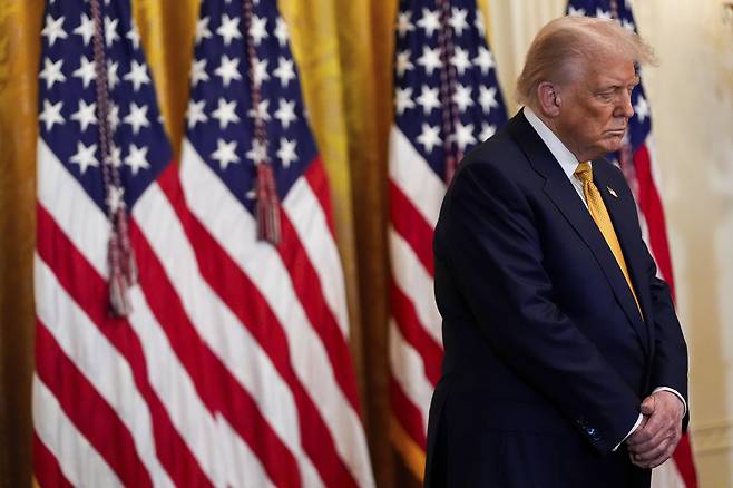 도널드 트럼프 미국 대통령이 22일(현지시간) 워싱턴 백악관에서 열린 공화당 의원들을 위한 연회에서 기도하고 있다. AP연합뉴스