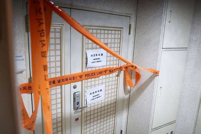 A police line is set up on July 21 outside the home of a man in his 60s in Ssangmun-dong, Dobong district, Seoul, after he fatally shot his son in his 30s with a homemade gun in Incheon.